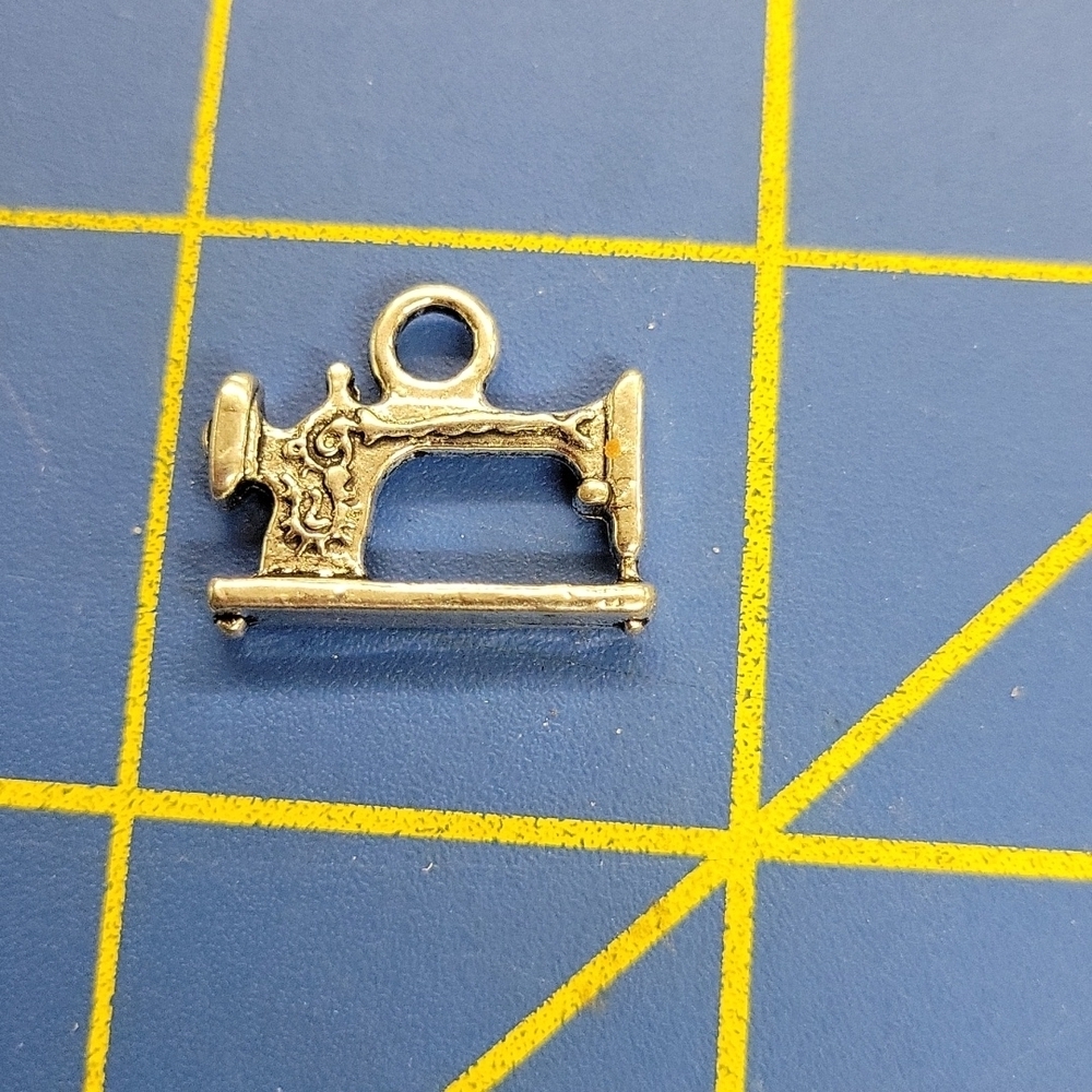 Crafter Faux Silver Sewing Machine 3/4" x 1/2"